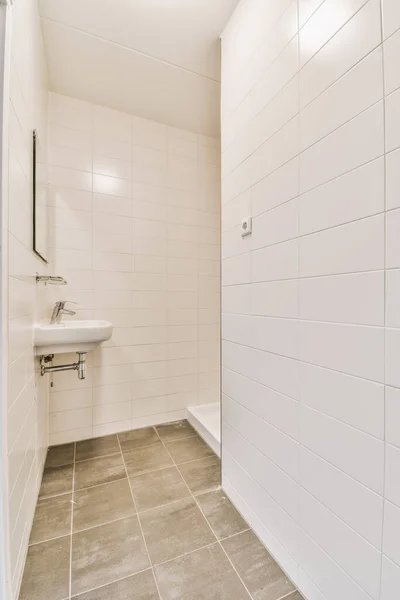 Vista Banheiro Com Pia Cerâmica Entrada Para Chuveiro Uma Casa — Fotografia de Stock