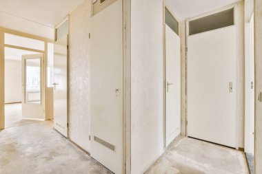 Konut binasında beyaz renklerle dar eski moda koridor.