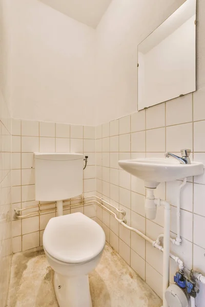 Badrum Interiör Med Toalett Keramik Handfat Och Vita Plattor Ett — Stockfoto