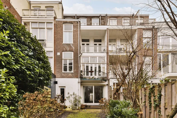 Binanın dışı bahçeli.