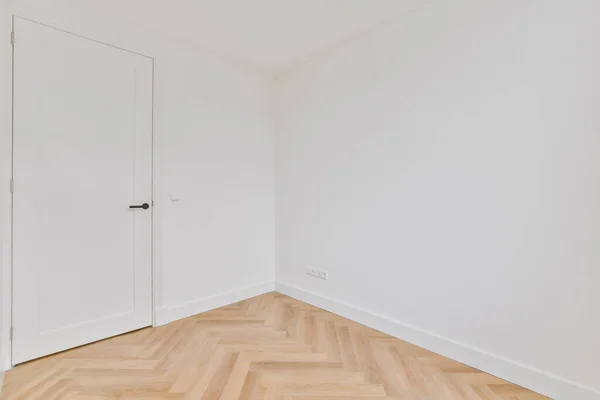 Ecke Des Leeren Weißen Zimmers Mit Tür — Stockfoto