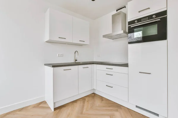 Blick Die Ecke Der Modernen Küche Mit Weißen Wänden Holzboden — Stockfoto