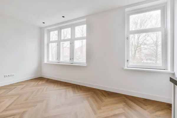 Een Lege Kamer Met Twee Ramen Een Goede Helderheid — Stockfoto