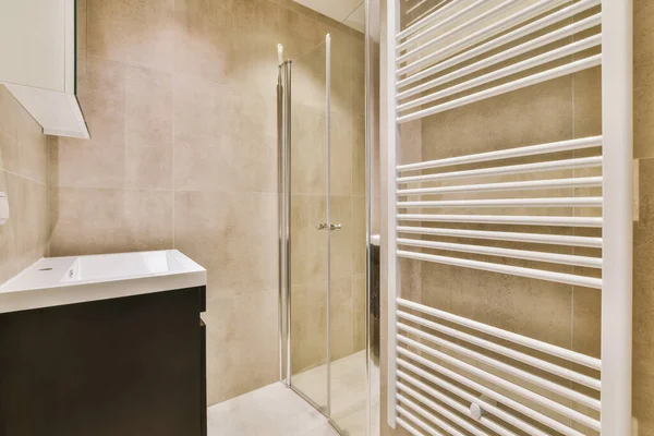 Kahverengi kiremitleri ve zemini olan lüks banyo.