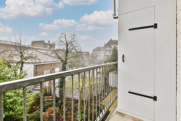 Binanın bahçesinin içindeki balkondan bak.