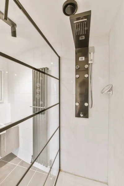 带有玻璃淋浴房的现代化浴室的内部 — 图库照片