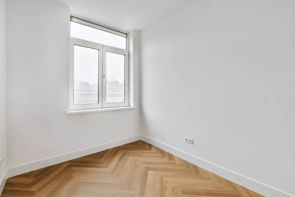 Leeres weißes Zimmer mit Fenster — Stockfoto