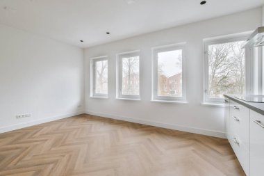 Pencereli, ferah, beyaz mutfak.