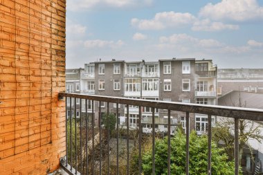 Tuğla duvarlı küçük modern balkon