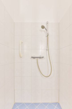 Banyo içi beyaz ve mavi fayanslarla dolu.