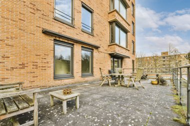 Konut binasının çatısında geniş bir avlu.