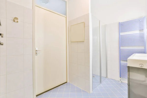 Interior del baño con azulejos blancos y azules — Foto de Stock
