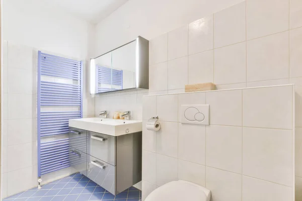 Bathroom interior with white and blue tiles — Fotografia de Stock