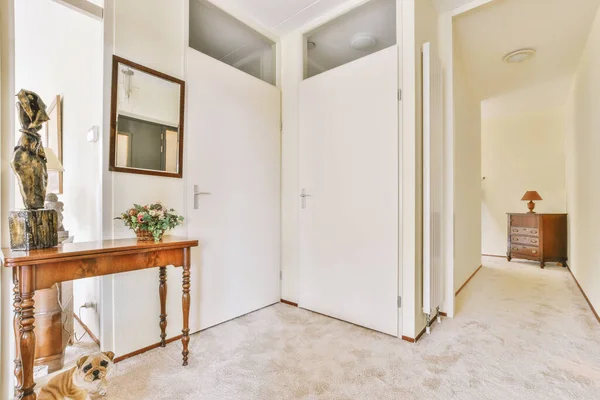 Un ampio corridoio con un pavimento in moquette in un design bianco — Foto Stock