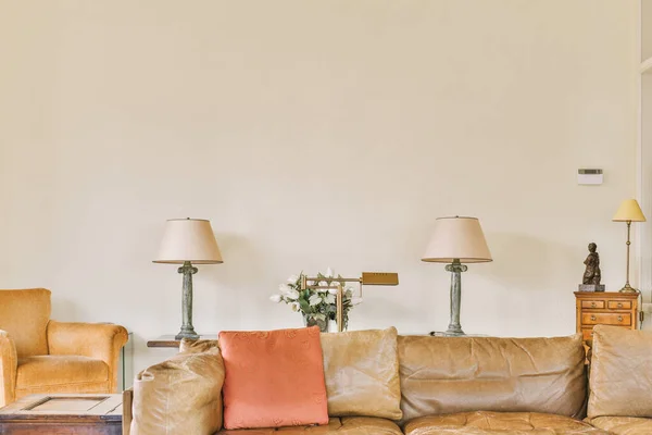 Blick auf das geräumige helle Wohnzimmer in der Studiowohnung — Stockfoto