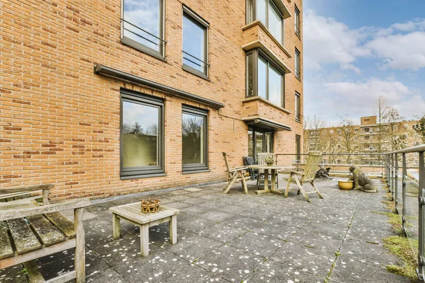 Konut binasının çatısında geniş bir avlu.