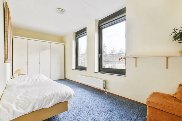 Spacious bedroom with carpet floor in white design — Stock Fotó