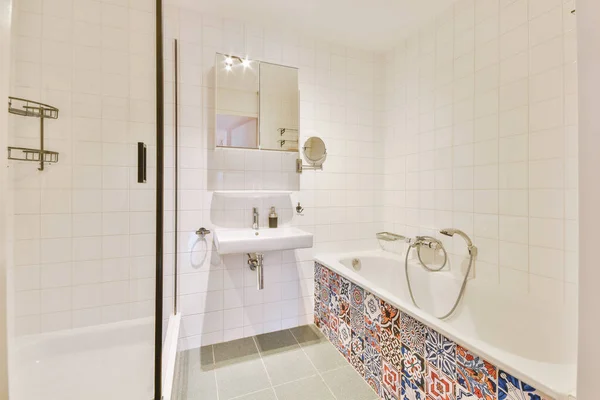 Інтер'єр ванної кімнати в сучасній квартирі — стокове фото