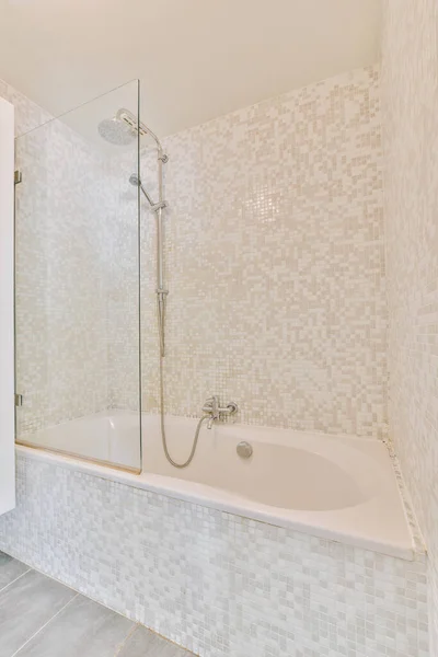 Badkar med dusch och glasvägg — Stockfoto