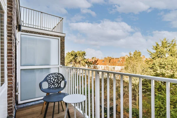 Klein modern balkon met witte deur — Stockfoto