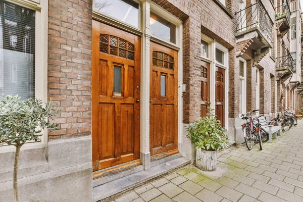 Ahşap kapılı tuğla bir binanın ön cephesi