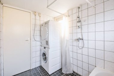 Çamaşır odasıyla birleşmiş küçük bir banyo.