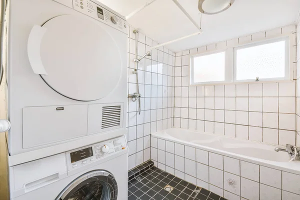 A small bathroom combined with a laundry room — Stockfoto