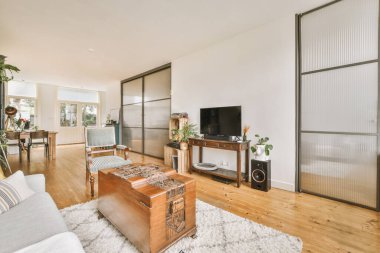 Dinlenme odası ve yemek alanı olan geniş modern bir oda.