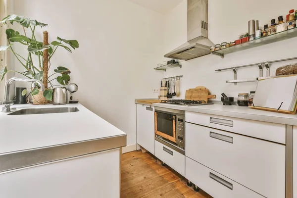 Małe wnętrze kuchni w nowoczesnym apartamencie — Zdjęcie stockowe
