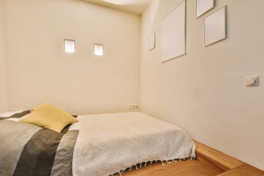 Minimalist tarzda beyaz duvarlı yatak odası