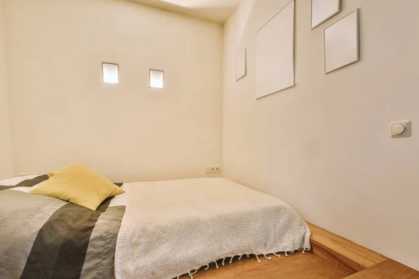 Minimalista stílusú hálószoba fehér falakkal — Stock Fotó