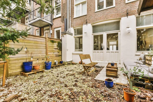 Oturma alanı olan küçük bir bahçe.