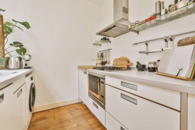 Modern dairede küçük bir mutfak.