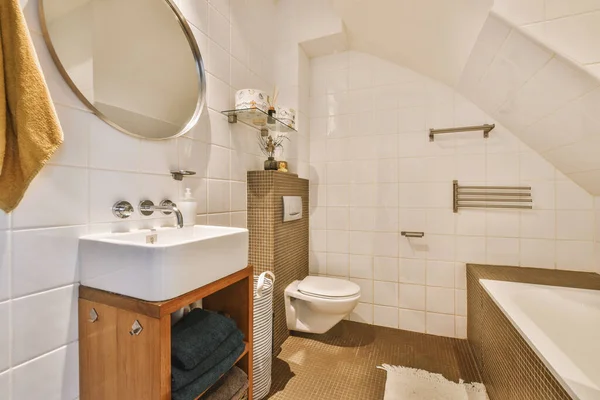 욕조와 화장실 이 있는 현대식 욕실의 내부 — 스톡 사진