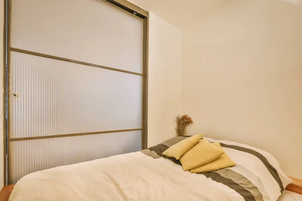 Минималистский стиль спальни с белыми стенами — стоковое фото