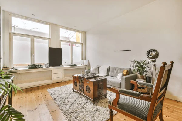 Modern dairede geniş bir oturma odası var.