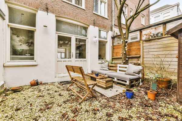 Oturma alanı olan küçük bir bahçe.