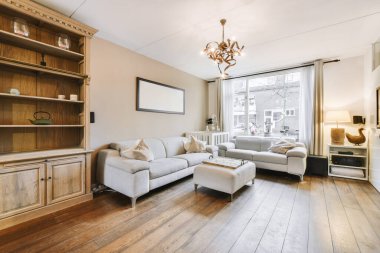 Gri kanepeleri olan geniş bir oturma odası