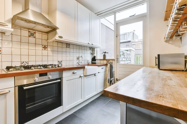 Narrow kitchen with doorway to backyard — 스톡 사진