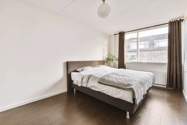 Quarto de estilo minimalista com janela e radiador — Fotografia de Stock