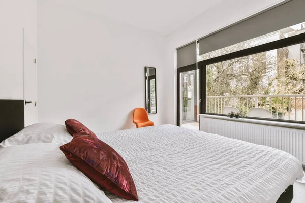 Interiören i ett modernt sovrum i minimalistisk stil — Stockfoto