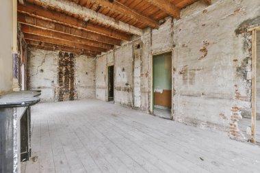 Tadilata ihtiyacı olan boş bir oda.