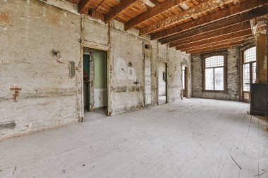 Tadilata ihtiyacı olan boş bir oda.