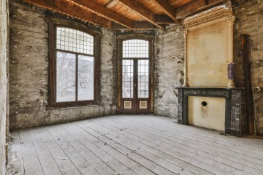 Tadilata ihtiyacı olan boş bir oda.