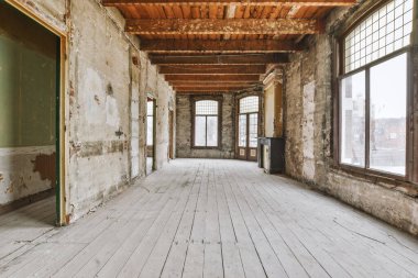 Tadilata ihtiyacı olan boş bir oda.