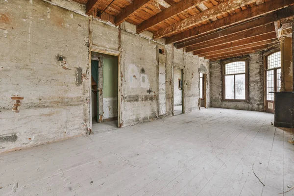 Tadilata ihtiyacı olan boş bir oda.