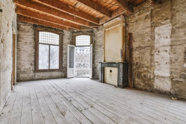 Tadilata ihtiyacı olan boş bir oda.