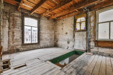 Tadilata ihtiyacı olan boş bir oda.