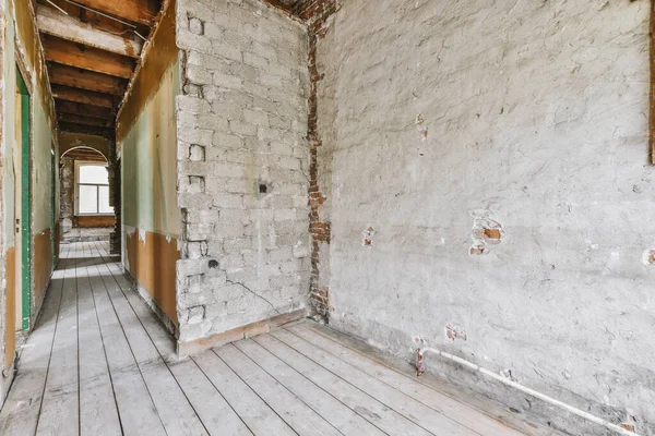 Tadilata ihtiyacı olan boş bir oda.