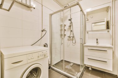 Samimi bir evde küçük bir banyo manzarası